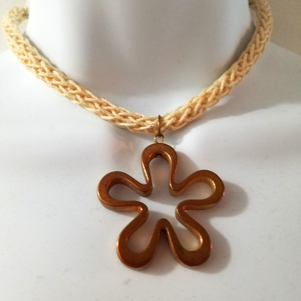 Retro flower power choker